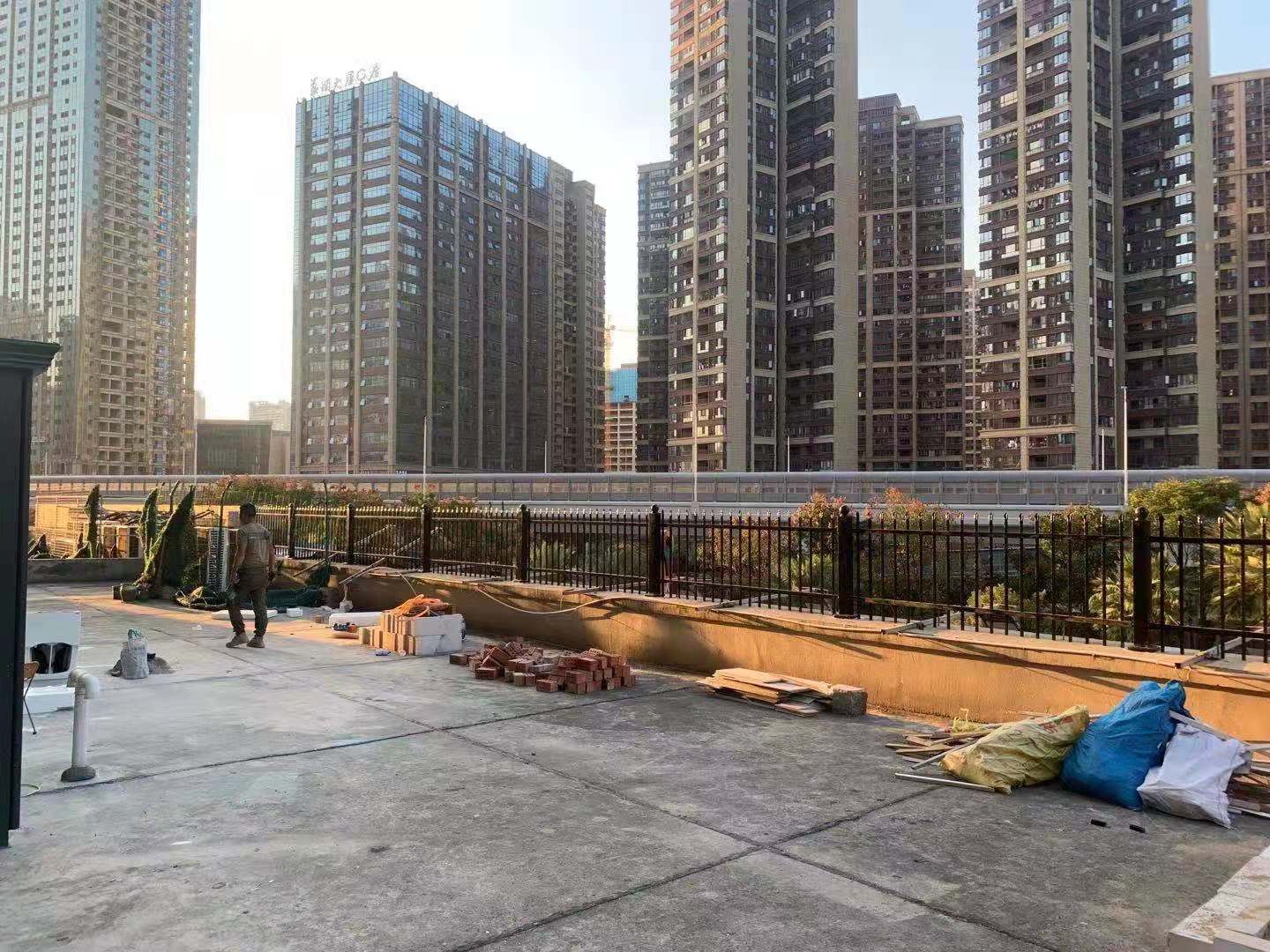 赣州水游城小区露台围栏安装施工实拍(图2)