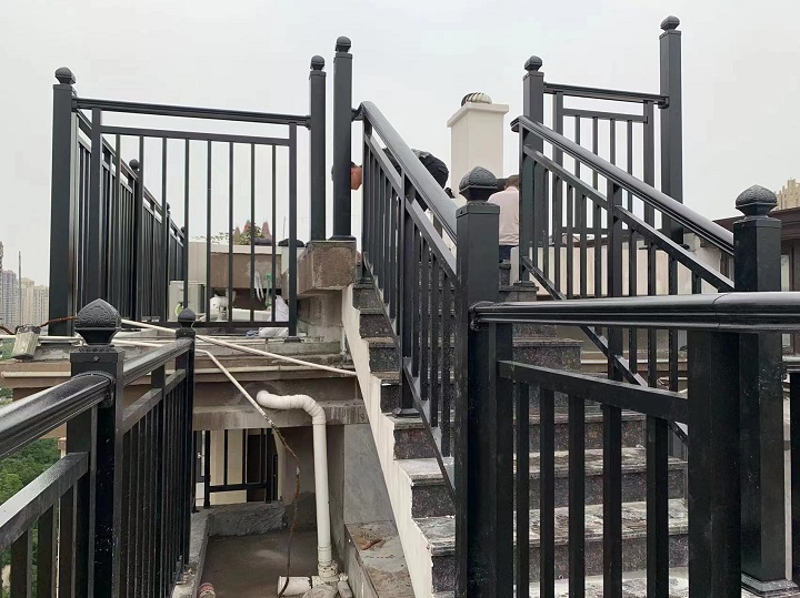 赣州中海天玺业主铝艺露台栏杆和楼梯扶手(图1)