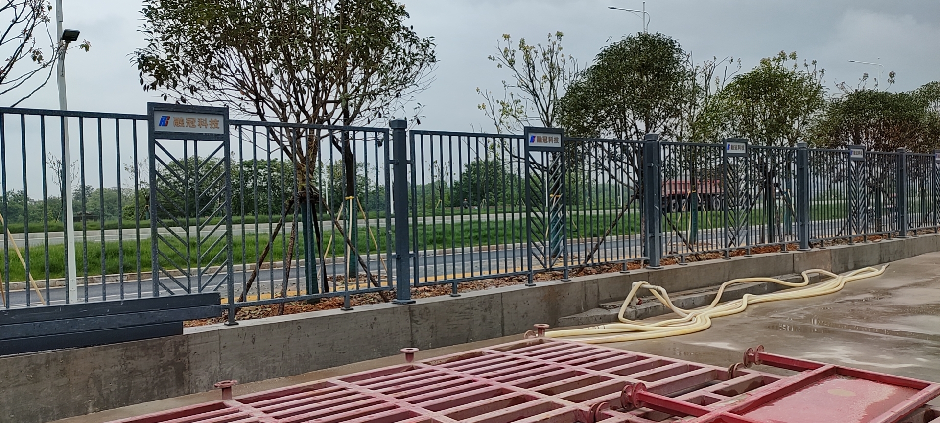 赣州某厂区锌钢围栏护栏安装完成(图1)