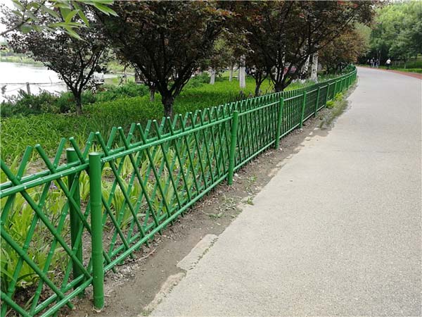 城市绿化仿竹护栏案例